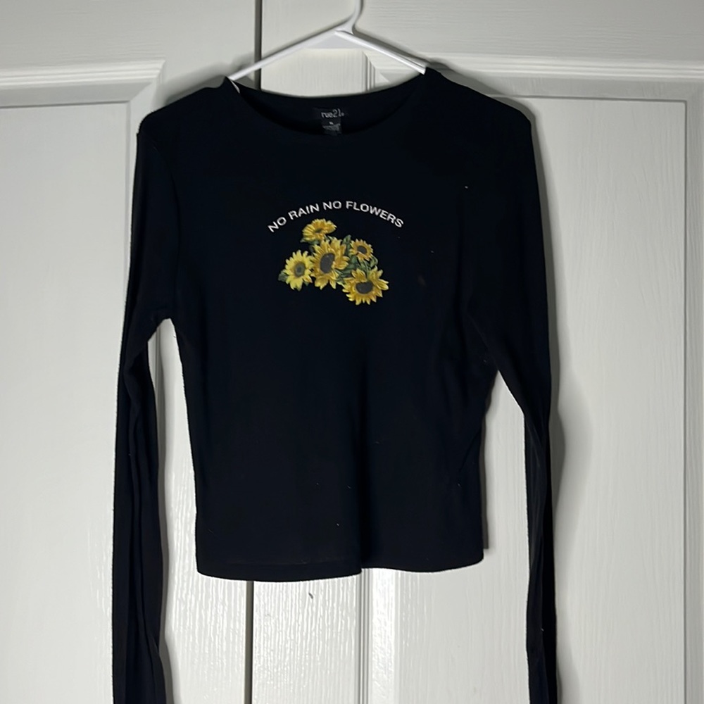 Black fitted “no rain no flowers” sunflower shirt